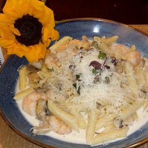 Pasta con Camarones e Funghi