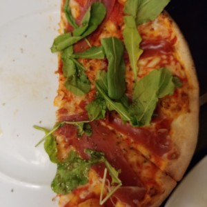 arugula and prosciutto pizza