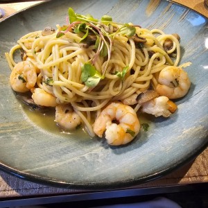 Pasta con Camarones e Funghi