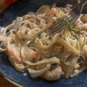 Pasta camarones y hongos