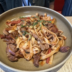 Pasta con trozos de filete