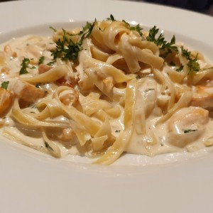 Pasta de mariscos en crema blanca