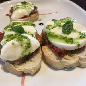 Bruschetta a la caprese