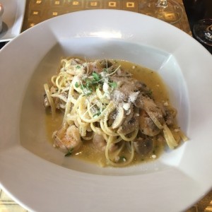 pasta de camarones con hongos al oleo 