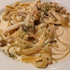 Pasta a la crema con trozos de pollo