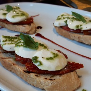 Bruschetta a la caprese