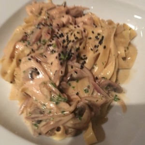 Pasta a la crema con trozos de pollo