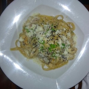 Plato Principal - Fetuccini a la Crema con trozos de Pollo