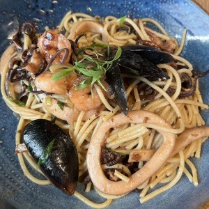 Pasta de mariscos al alioli