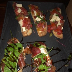 Sugerencia del Chef Bruchetas con Jamon Serrano, mozzarella y Balsamico