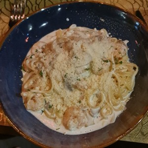 psata linguini con crema y camarones