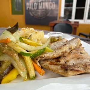 Filete de Pollo con Vegetales Salteados y Yuca Al Mojo