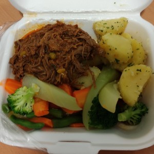 Ropa Vieja con papas salteadas y vegetales hervidos.