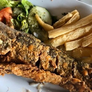 pescado entero frito con yuca