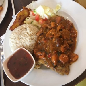 menu ejecutivo. Filete de Pescado Taburete con arroz con coco, ensalada y tajadas