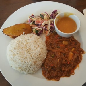 ropa vieja con ensalada, tajadas, arroz y arvejas