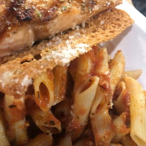 Penne Salsa Pomodoro con Salmon