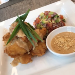 croquetas de pescado com ensalada de aguacate y salsa de mani 