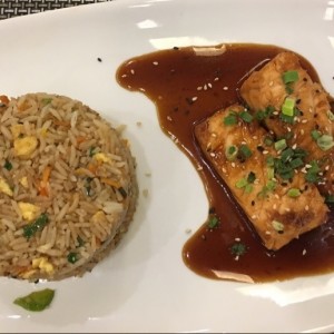 Salmon Teriyaki con Yakimeshi de vegetales