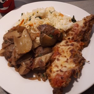 carne parmesano y arroz primavera con papa 