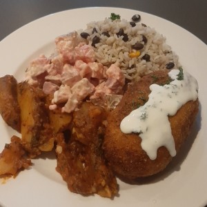 croqueta de salmon con papas, ensalada y arroz