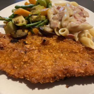 Pescado con vegetales y pasta 