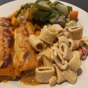 Caneloni de carne con vegetales y ensalada de pasta 