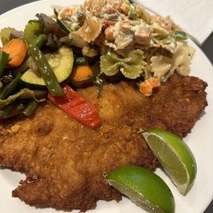 Filete de pescado con ensalada de pasta y vegetales 