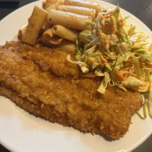 Pescado con pasta y ensalada 