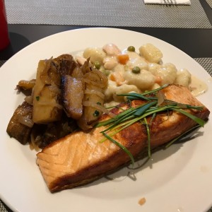 salmon con gnocci y papas salteadas