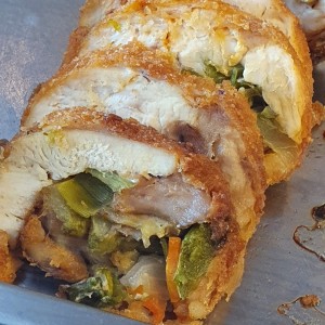 rollo de pollo apanado relleno de vegetales