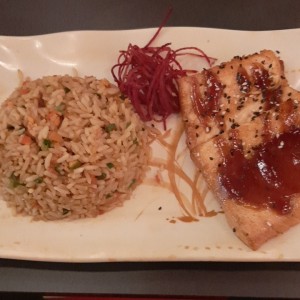 salmon con yakimeshi