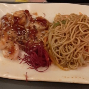 teppan yaki de langostino con pasta soba