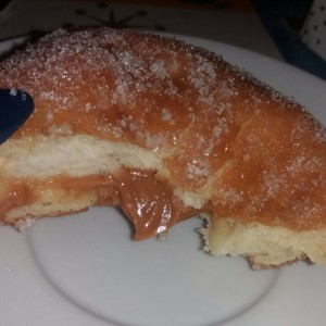 dona rellena de dulce de leche