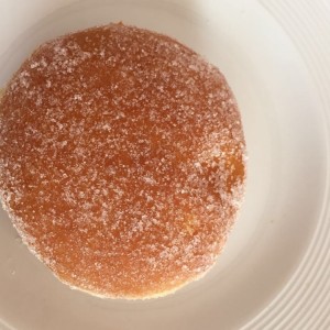 Donut rellena de dulce de leche