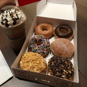 donas variadas, frappe de mocca.