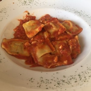 raviolis de pollo en salsa pomodoro