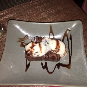 brownie con helado de vainilla