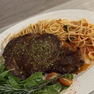 Ribeye con pasta en salsa natural