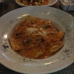 Raviolo relleno de pollo