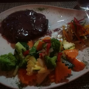 Filete a la pimienta com vegetales