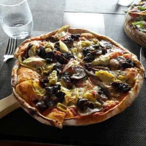 Pizza con tomates secos y hongos 