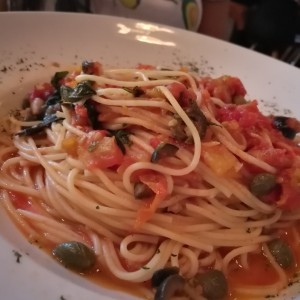 Pasta con anchoas y mariscos varios