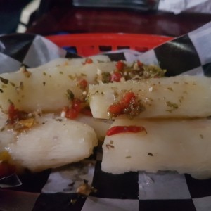 yuca con chimichurri