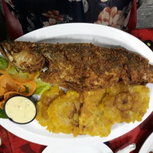 Pescado Frito con patacones