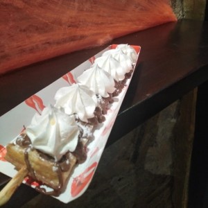 waffle pop con nutella, dulce de leche y crema batida