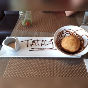 Helado frito con chocolate