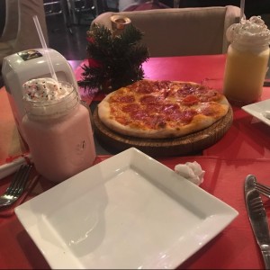 Pizza de peperonni, batido de fresa y batido de mango 