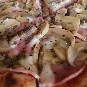 PIZZAS - Prosciutto e Funghi