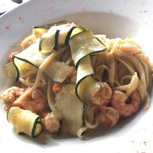 linguini con camarones y zucchini